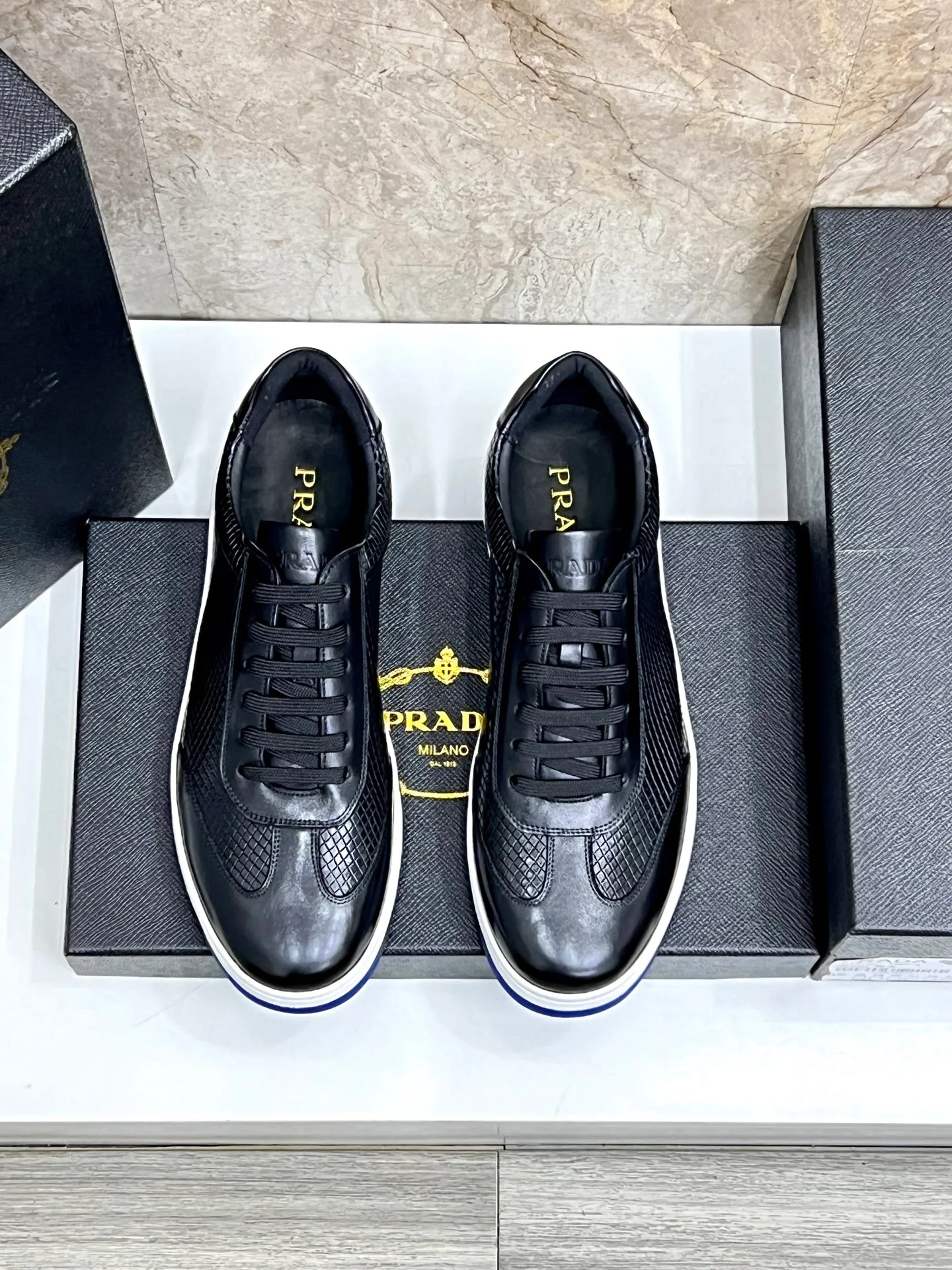 💰620 Prada classic men’s lace-up casual shoes｜Imported cowhide upper｜Layered stitching design on the upper Lightweight and breathable｜Soft and comfortable｜PRADA letters on the side｜Distinctive sporty style Showing the brand style｜Lightweight embossed rubber sole｜With cowhide foot pad lining｜Excellent foot feel Fashionable and elegant｜Size: 38-44 (customized at 45)